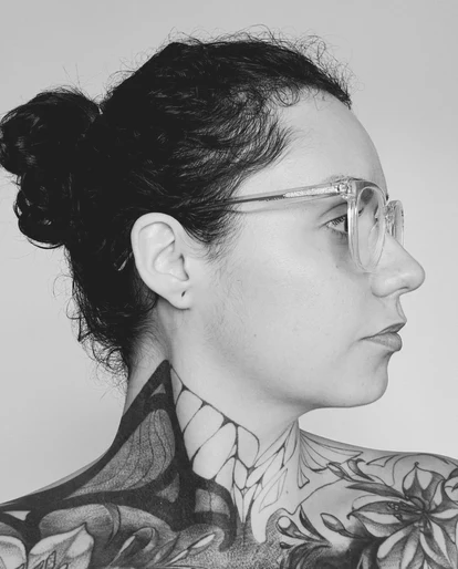 Debora Martins de perfil, em uma fotografia em preto e branco.